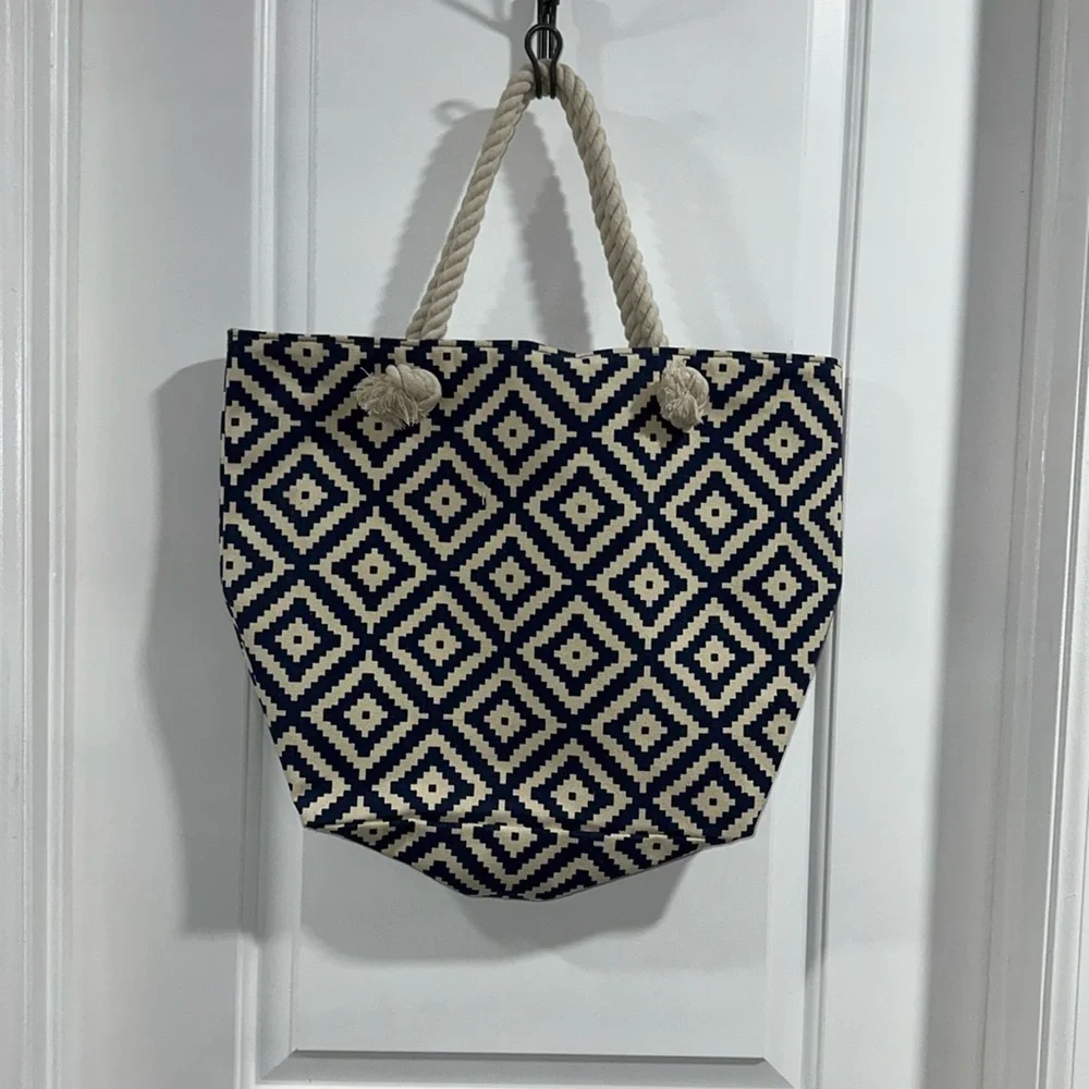 ⭐️SOLD⭐️NWOT Summer & Rose Tote Bag with button closure - Picture 2 of 7